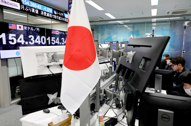 Yen strengthens against dollar as intervention risks mount